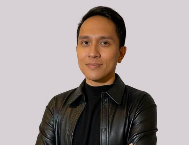 Coach maquillista profesional de Foriu, posando de frente con playera negra, especialista en peinado y maquillaje a domicilio para bodas y eventos sociales