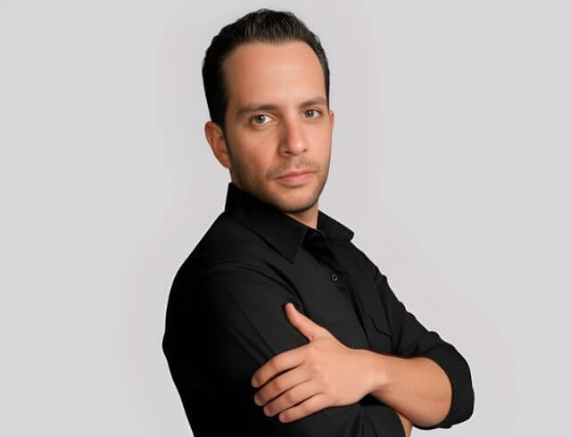 Coach maquillista profesional de Foriu, posando de frente con playera negra, especialista en peinado y maquillaje a domicilio para bodas y eventos sociales