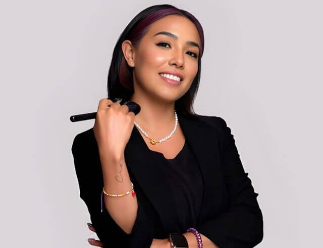 Coach maquillista profesional de Foriu, posando de frente con playera negra, especialista en peinado y maquillaje a domicilio para bodas y eventos sociales