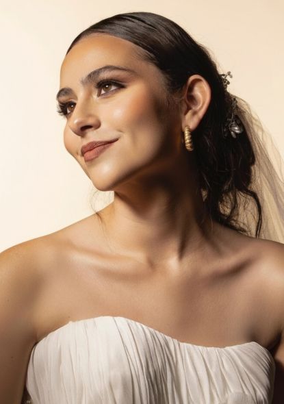 Novia posando su peinado y maquillaje realizado por Foriu en Cartagena a domicilio