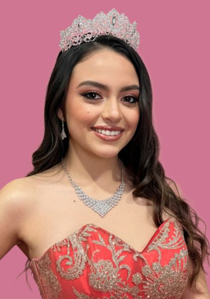 Quinceañera maquillada y peinada por Foriu a domicilio en Medellín