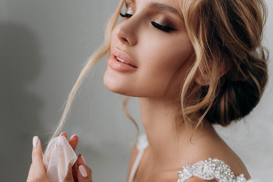 Novia posando y luciendo su maquillaje y peinado hecho por especialistas en el Estado de México a domicilio