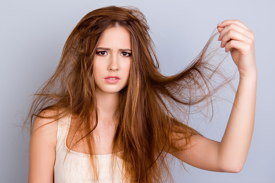 Mujer tocándose el cabello pensando en elegir el peinado social perfecto para una boda