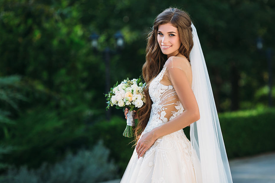 Novia posando su look hecho por diseñador, tras recibir tips de peinado y maquillaje para novias