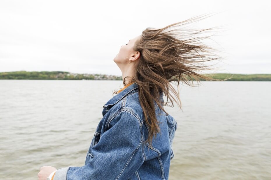 Mujer de espaldas frente a un lago, sobre 5 tips para minimizar los daños causados por el uso excesivo de herramientas térmicas