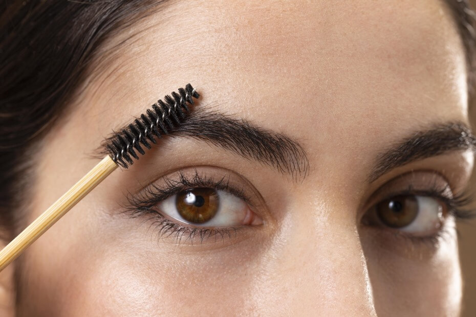 Mujer definiéndose las cejas, sobre domina el regreso a clases con estilo: 7 Tips para un maquillaje back to school