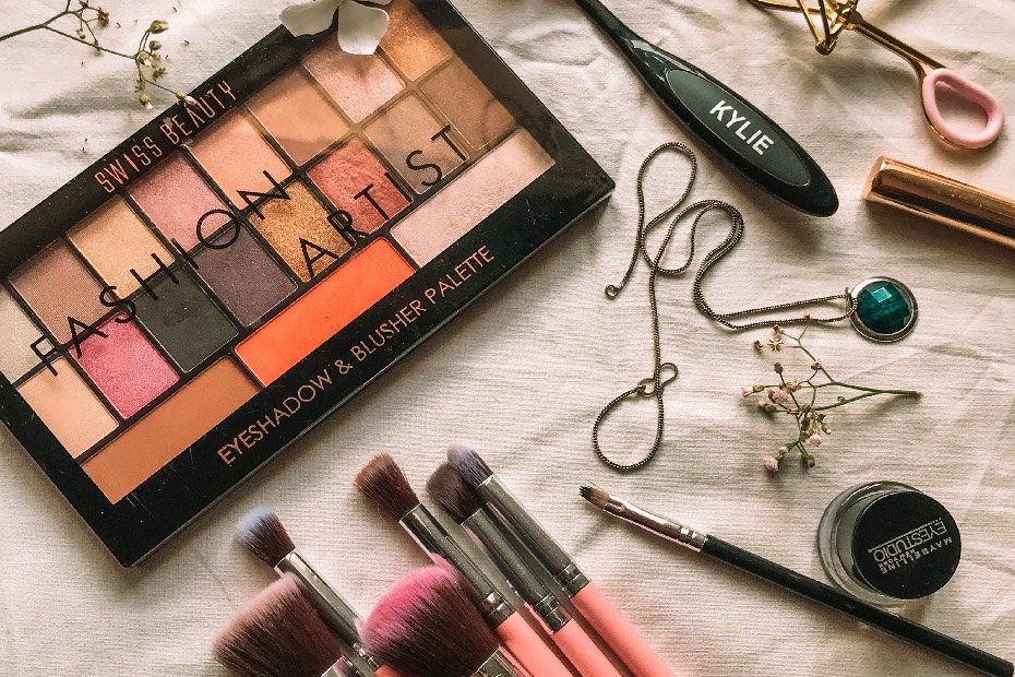 Paleta de maquillaje todo en uno sobre una mesa para mujeres ocupadas