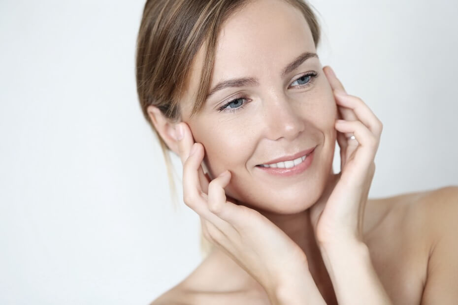 Mujer luciendo un aspecto joven y piel radiante siguiendo los consejos de Foriu