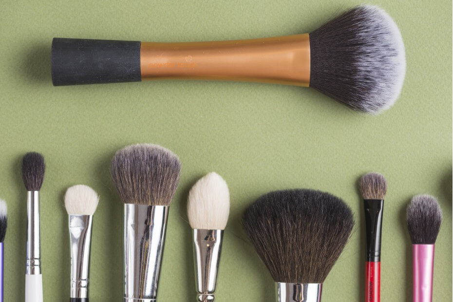 Brochas de difrentes tamaños acomodadas en una mesa