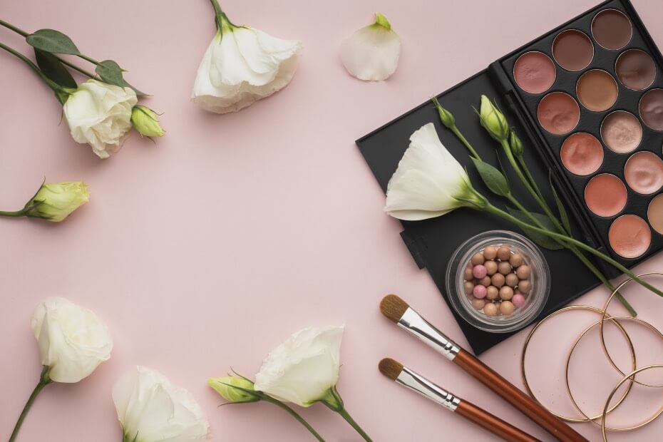 Flores acompañadas de sombras naturales que Foriu aconsejó utilizar porque son orgánicas.