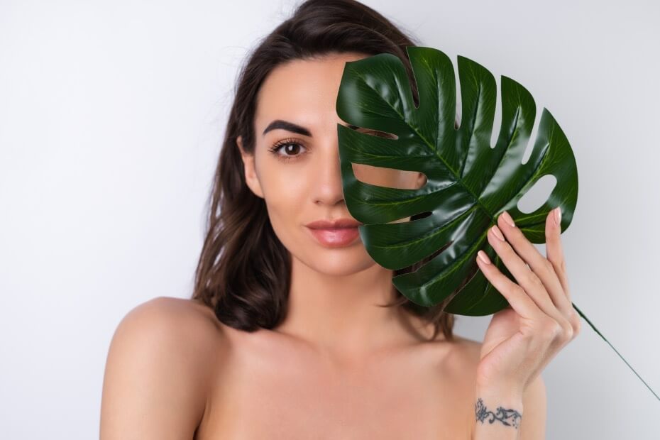 Mujer que se maquilló con los productos naturales que le sugirió Foriu y que además posa con una planta.