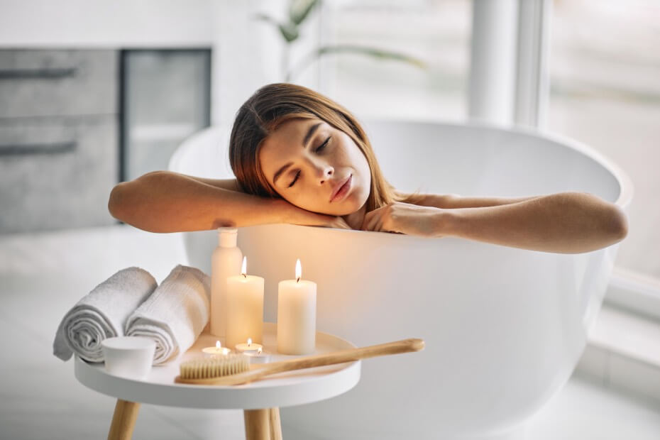 Foriu sugiere que te tomes el tiempo de prepararte un baño relajante en casa para simular que estás en un spa.