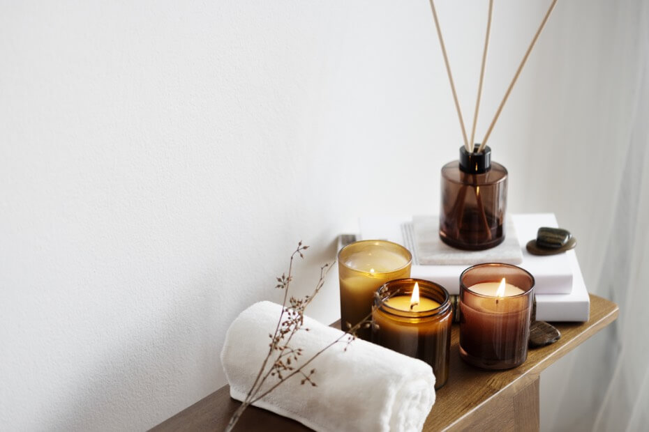 Las velas y los aromatizantes son unas perfectas herramientas para crear un spa en tu casa como lo menciona Foriu.
