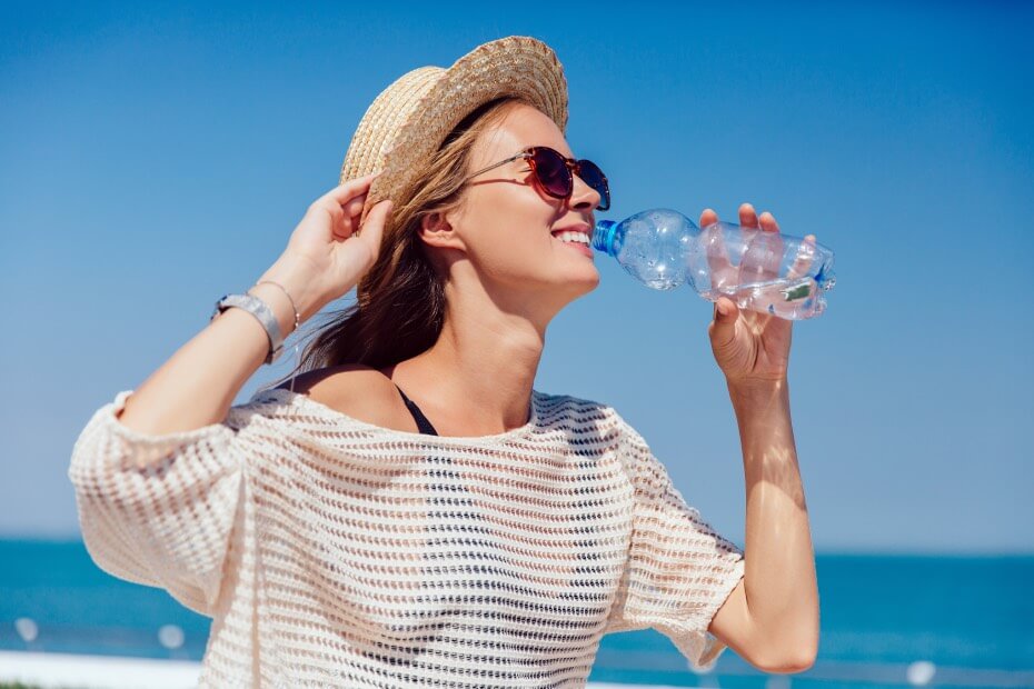Para Foriu, es súper importante que te mantengas hidratada en la playa.