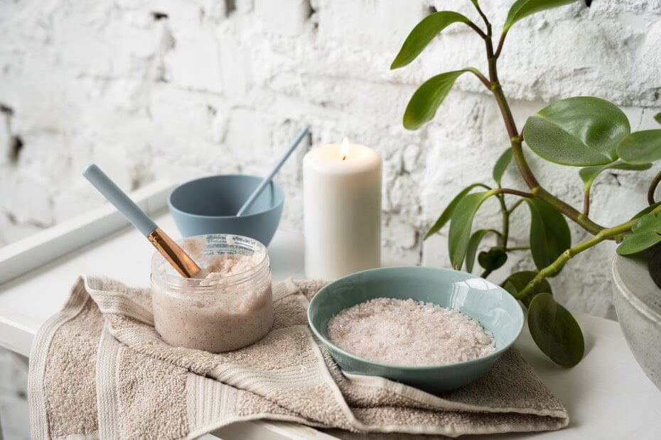 Foriu menciona que es muy importante exfoliarse la piel antes de broncearse ya que esto elimina células muertas.