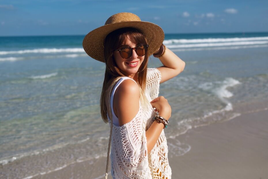 Es muy importante cubrir tus ojos y cabello del sol cuando tomes el sol, según Foriu.