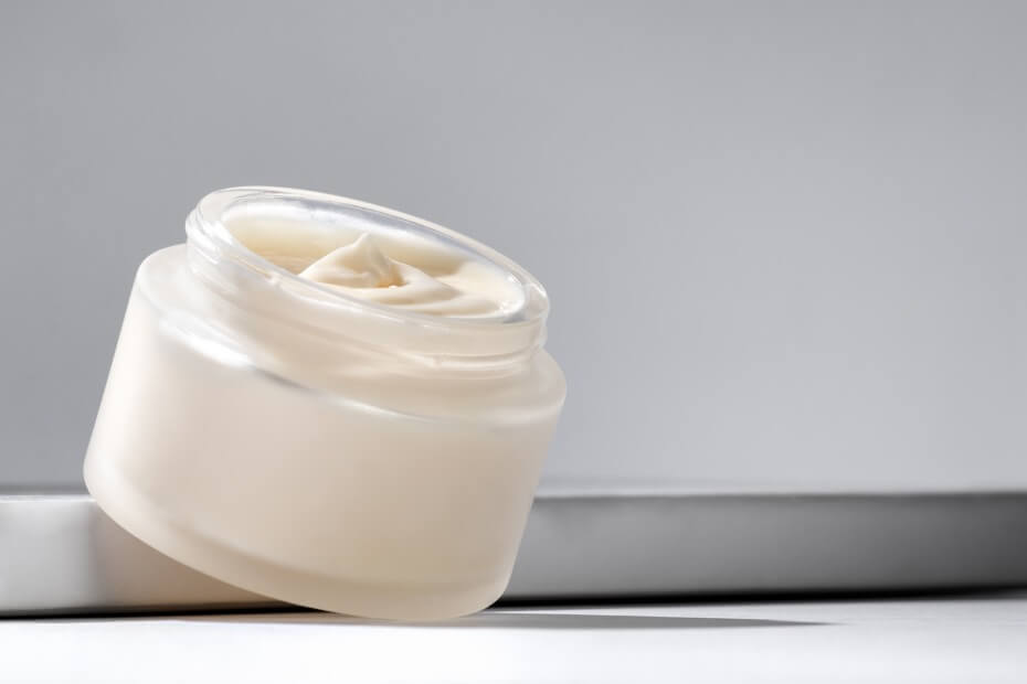 Desde Foriu, te recomendamos aplicar cera en tu cabello para fijar tu peinado. 