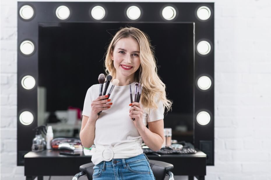 Coach de Foriu sonriente con su maquillaje.