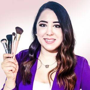 Foto de perfil de coach Ale de Monterrey en servicios de peinado y maquillaje para novias