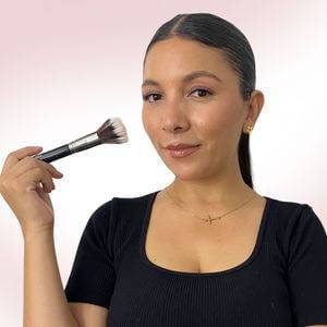 Foto de perfil de coach Wen de Monterrey en servicios de peinado y maquillaje para novias