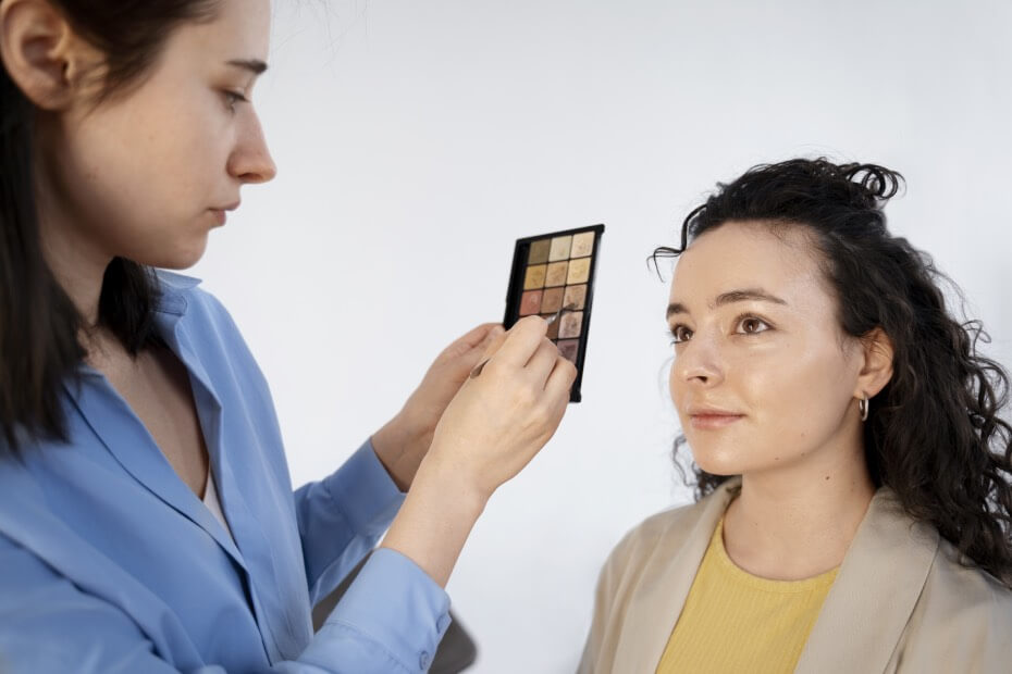 Coach de Foriu maquillando a dama de honor para boda en Querétaro.