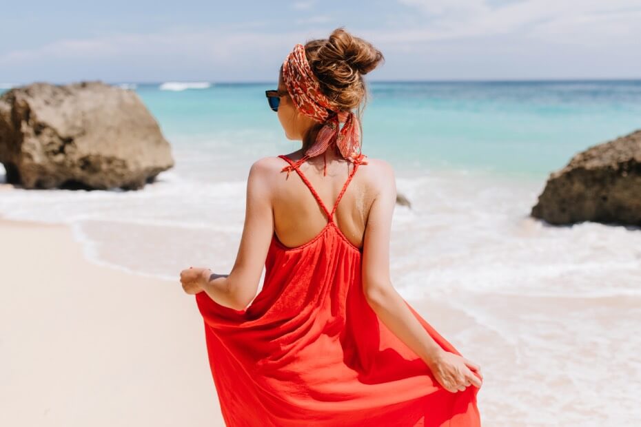 Foriu te recomienda agregar un pañuelo a tu look playero.