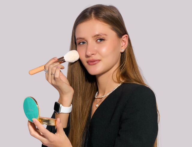 Professional makeupartist from Foriu, expert in at-home makeup and hair for social events