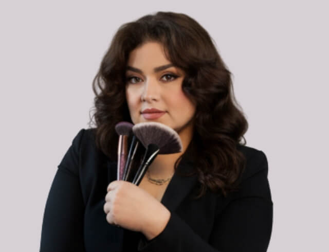 Professional makeupartist from Foriu, expert in at-home makeup and hair for social events