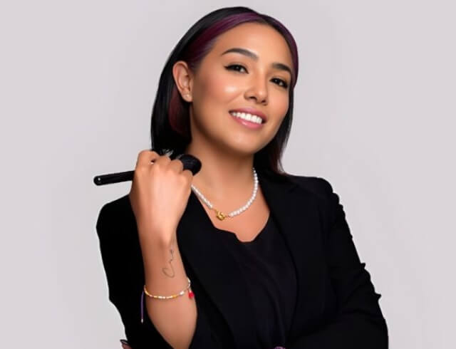 Professional makeupartist from Foriu, expert in at-home makeup and hair for social events