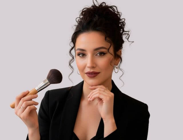 Professional makeupartist from Foriu, expert in at-home makeup and hair for social events